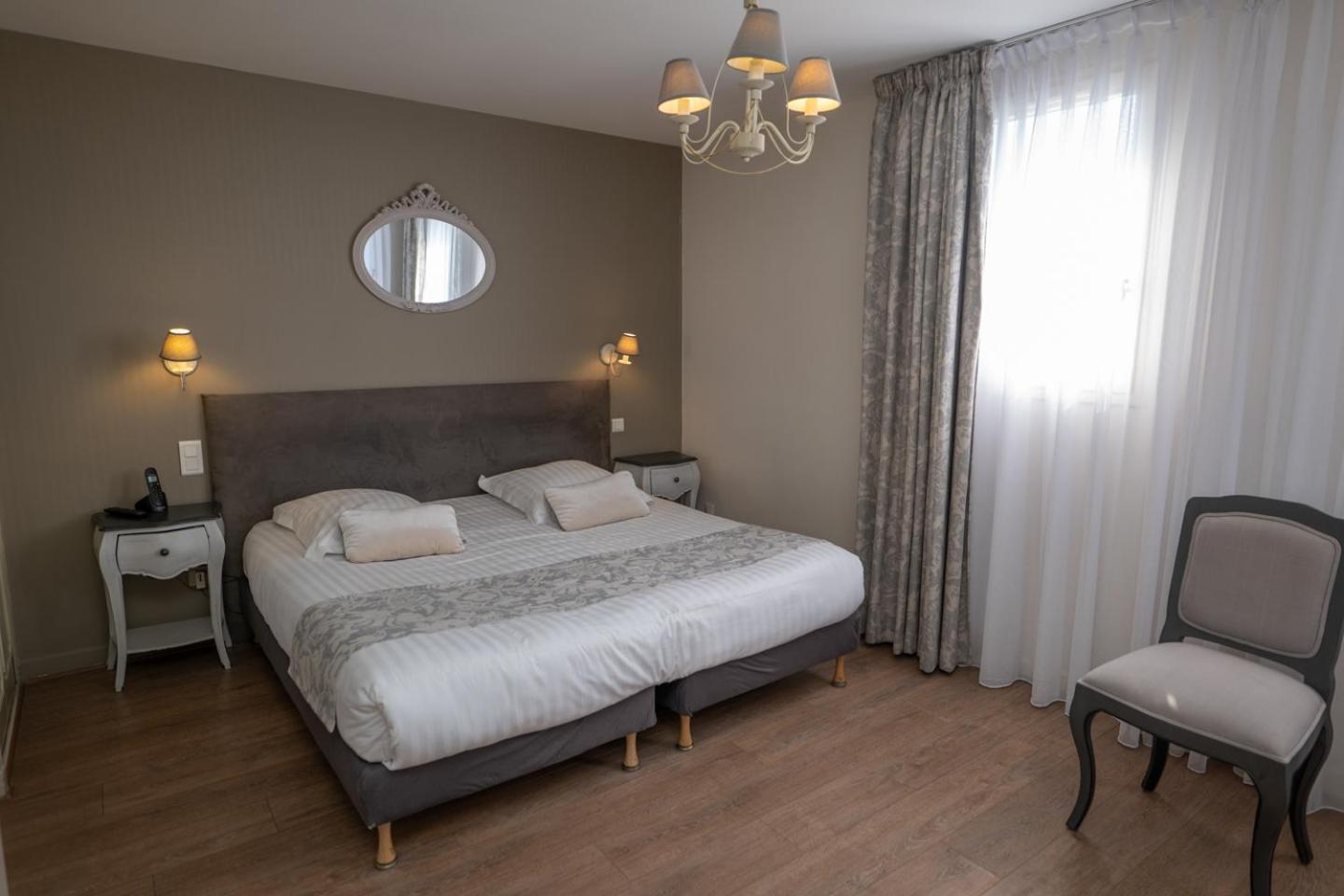 Logis Hotel La Croix Du Sud Le Tour-du-Parc Bagian luar foto