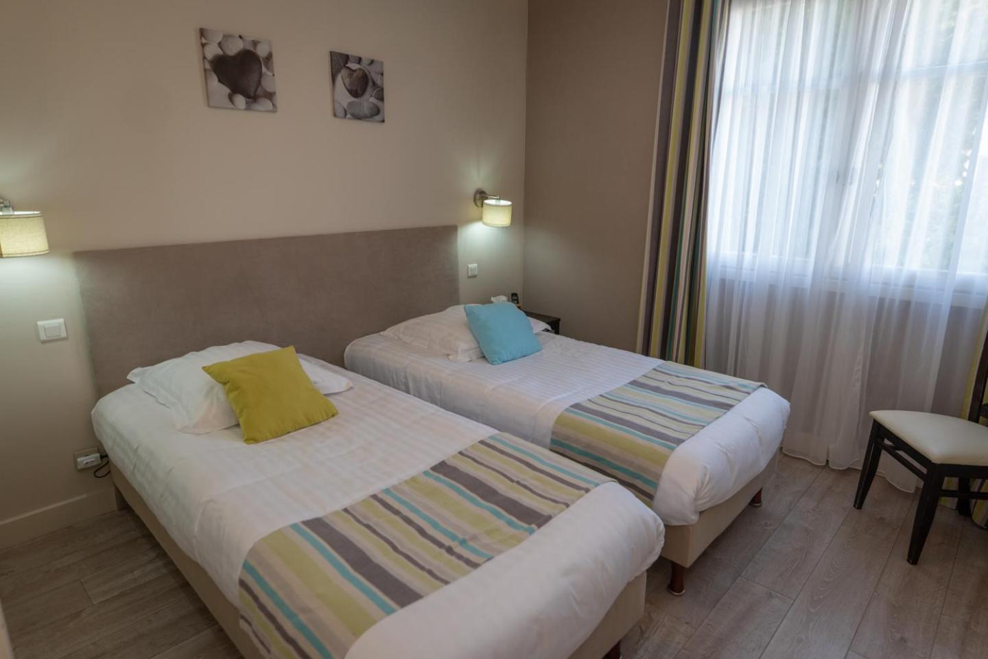 Logis Hotel La Croix Du Sud Le Tour-du-Parc Bagian luar foto