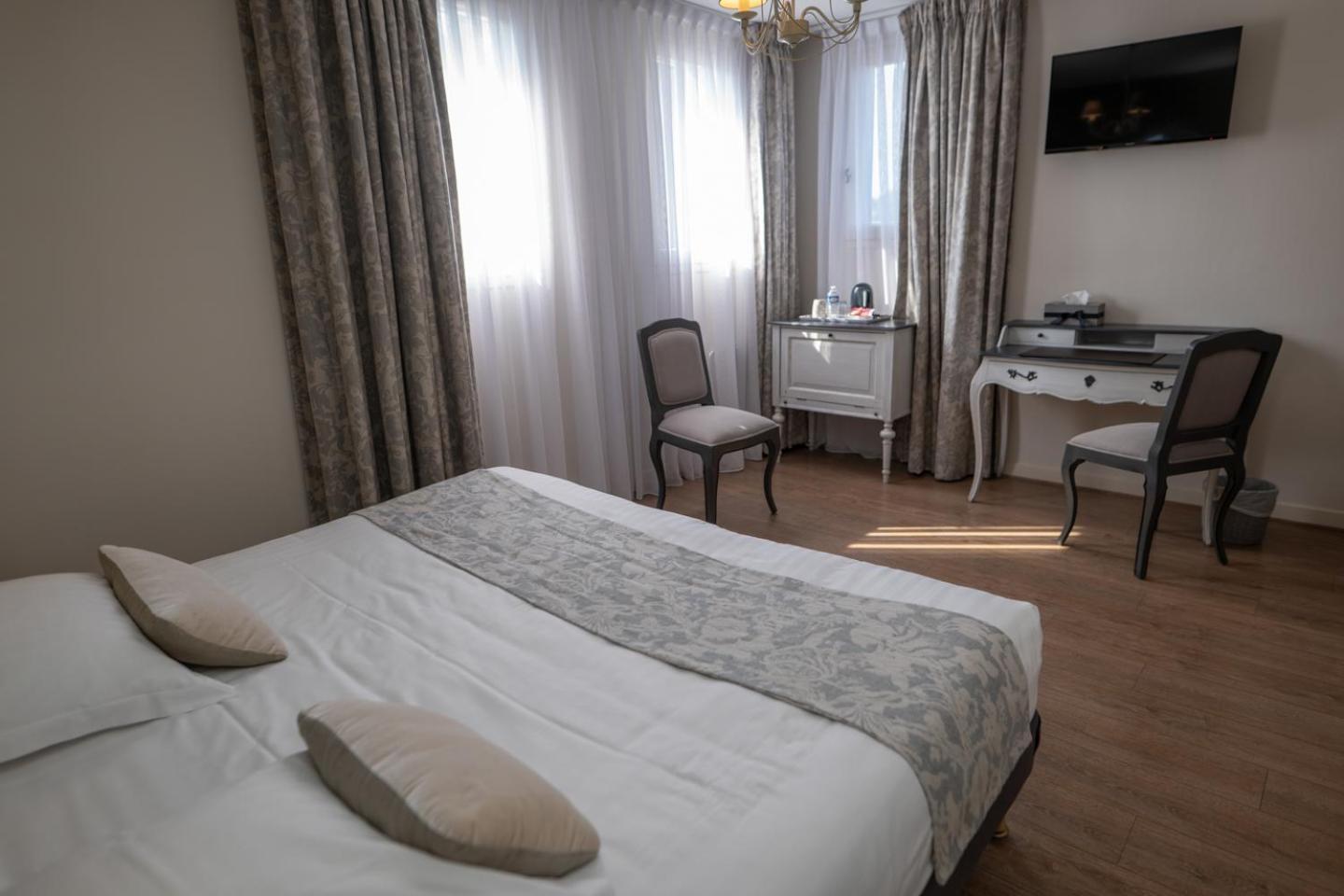 Logis Hotel La Croix Du Sud Le Tour-du-Parc Bagian luar foto