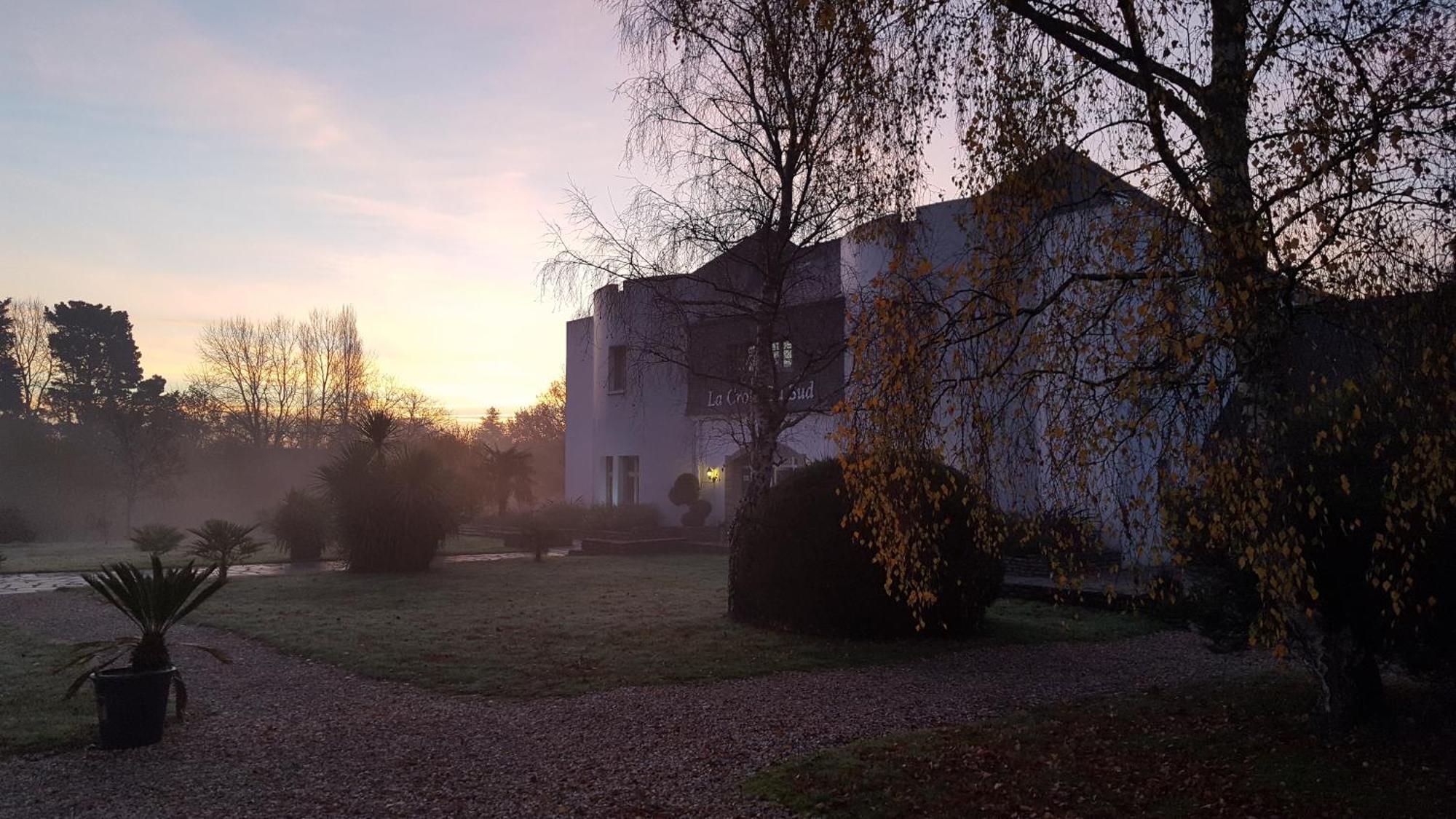Logis Hotel La Croix Du Sud Le Tour-du-Parc Bagian luar foto